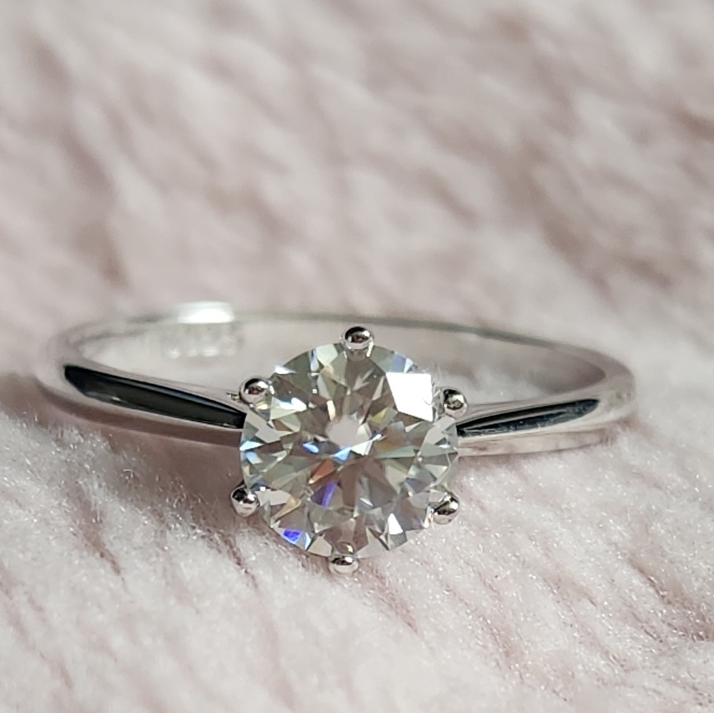 Elegant 1 Carat Silver Moissanite Diamond Ring